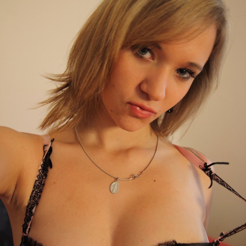 Céleste 31 Escort girls Frélinghien